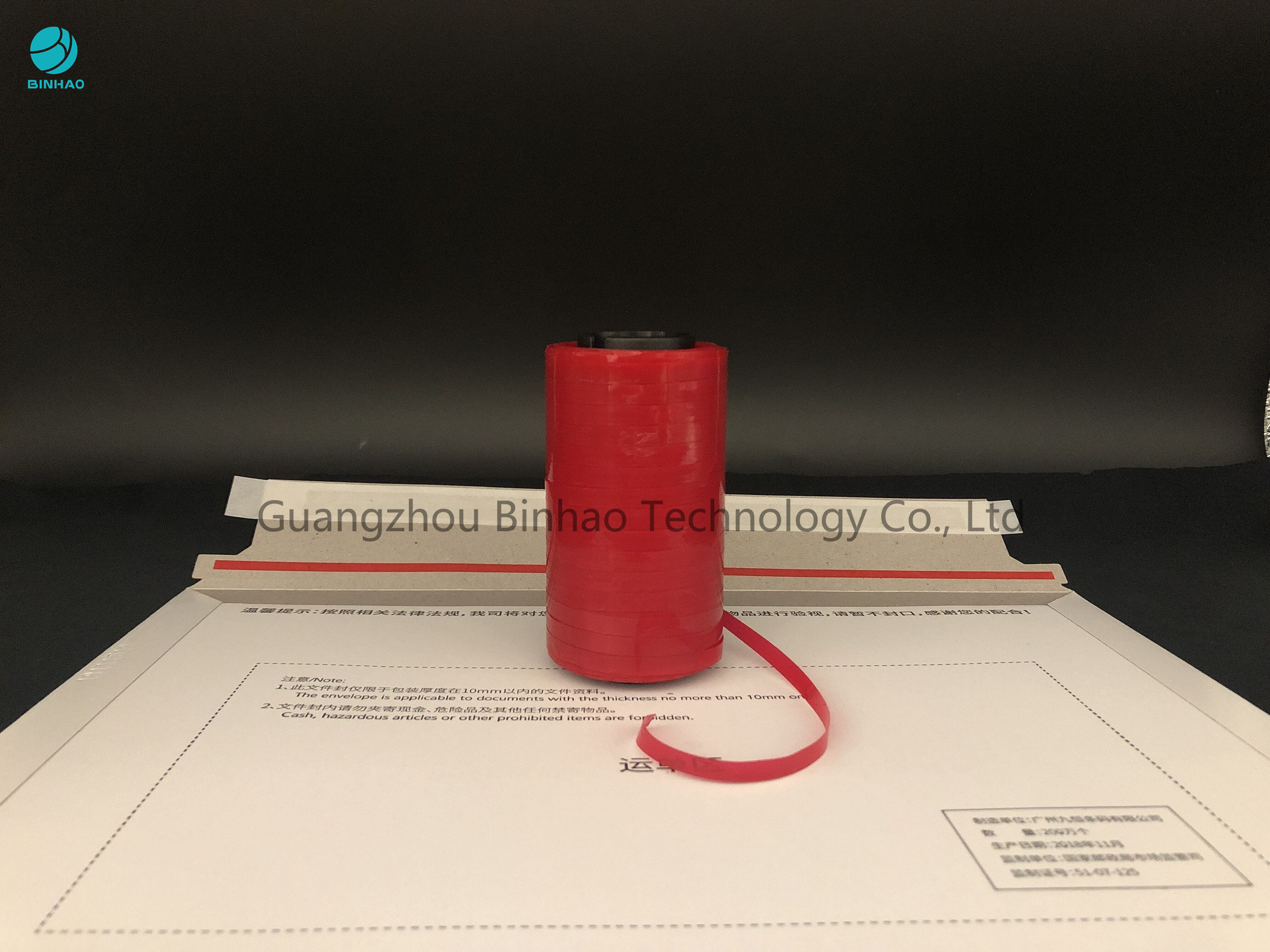 Samoprzylepna czerwona taśma MOPP o grubości 4 mm do pakowania w worki kurierskie i łatwa w otwieraniu
